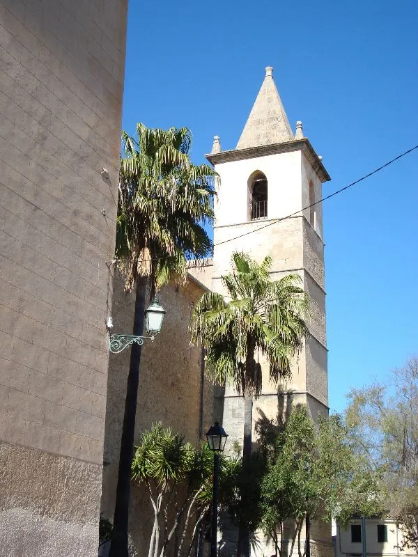 Kirketårnet på sognekirken i Vilafranca de Bonany på Mallorca.