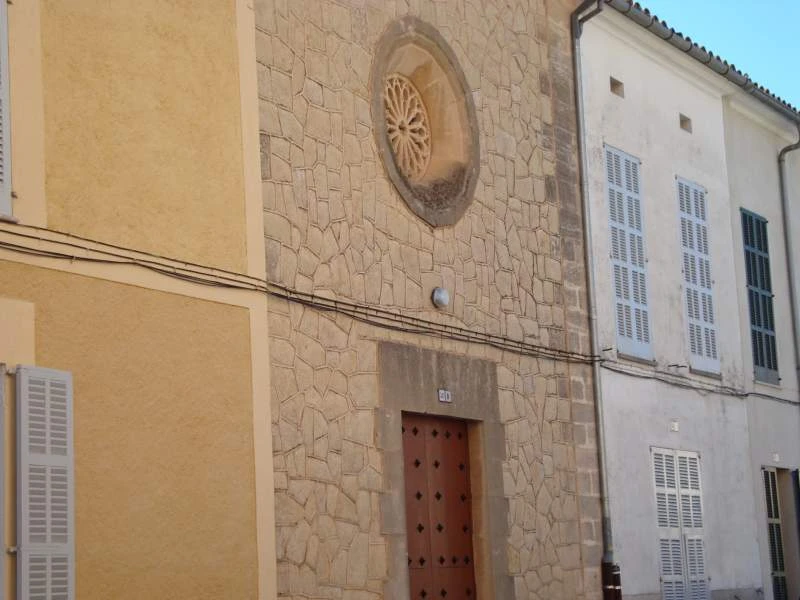 Facade på gotisk kapel tilhørende det lille nonnekloster Ca ses Monges i landsbyen Vilafranca de Bonany på øen Mallorca.