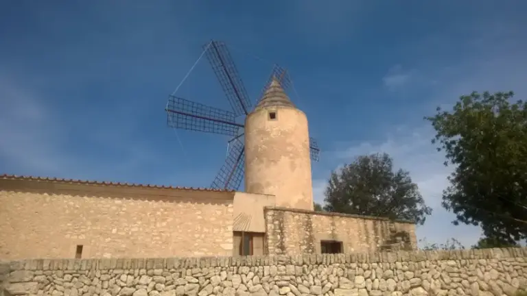Den gamle vindmølle Moli des Fraret i landsbyen Montuïri på øen Mallorca, som også huser et arkæologisk museum.