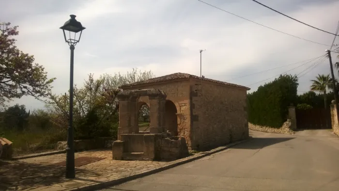 Gammelt vaskehus kendt som pou del Rei i landsbyen Montuiri på Mallorca.