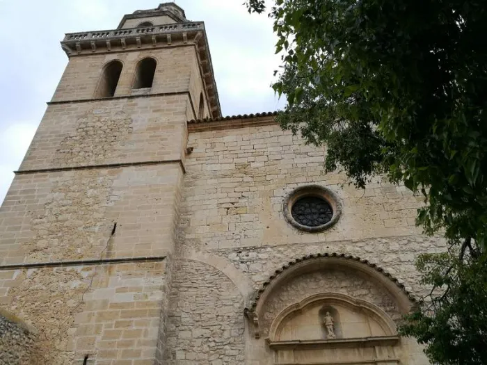 Facade og hovedindgang på Sant Bartomeu sognekirken i landbyen Montuiri på Mallorca.