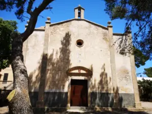Det gamle Sant Miquel kapel på bjerget af samme navn ved siden af en restaurant udenfor Montuiri by på Mallorca.