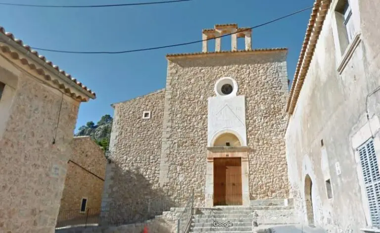 Facade på Caimaris gamle kirke Esglesia Vella på Mallorca.