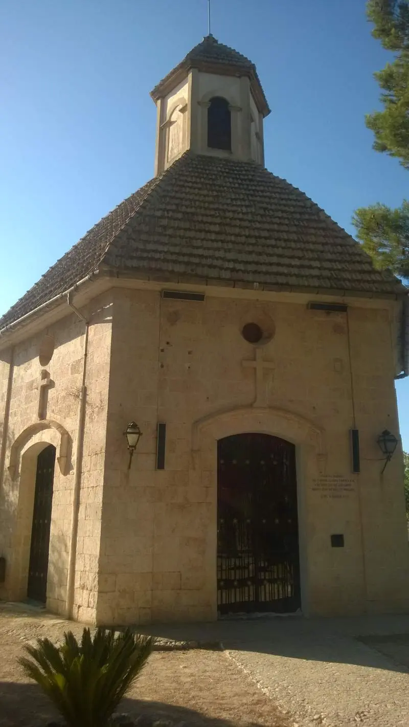 Gammelt kapel på en bakketop udenfor landsbyen Llubí på øen Mallorca.