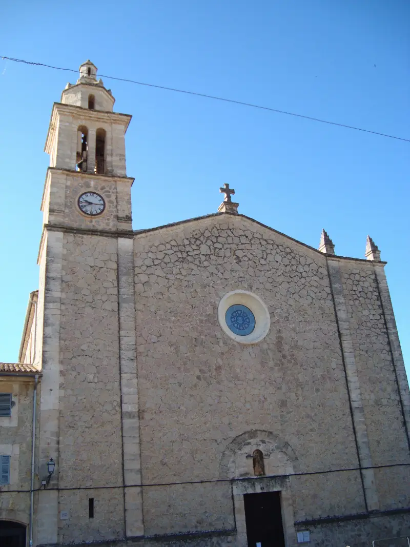 Kirken i Caimari landsby på Mallorca, Esglesia de Immaculada Consepcio, med facade ud til byens torv.