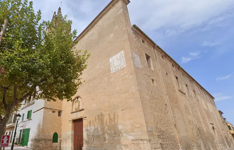 Facade og hovedindgang af Sant Fileu kirke på torvet i byen Llubi på øen Mallorca.