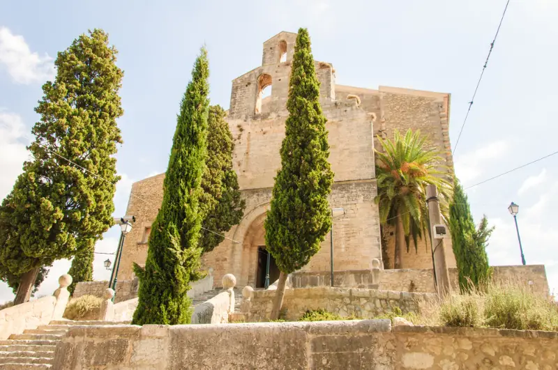 Facaden på sognekirken Església de Sant Llorenç i byen Selva på Mallorca.