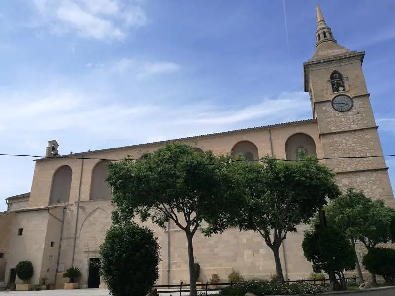 Facade på kirke i byen Santa Margalida på øen Mallorca.