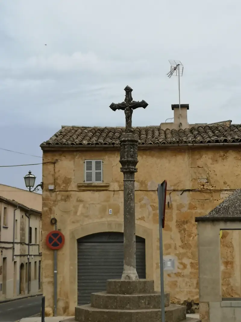 Gammelt stenkors i en gade i byen Algaida på øen Mallorca i Spanien.