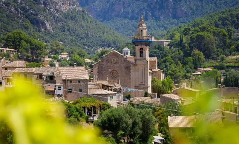 Valldemossas kirke Sant Bartolomeu i en smuk dal omgivet af bjerge på Mallorca.
