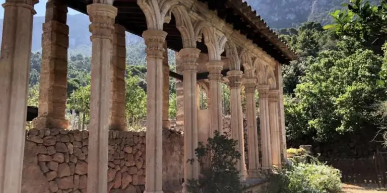 Søjlegang ved det smukke Miramar kloster i byen Valldemossa på Mallorca.
