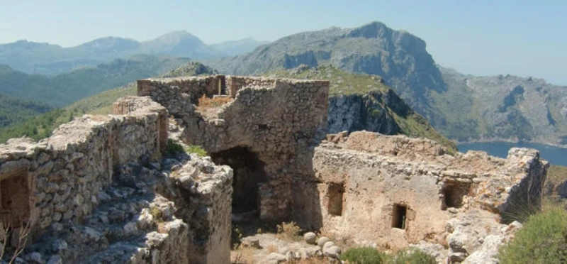 Ruiner af den gamle borg Castell del Rei i bjergene over Pollenca på øen Mallorca.