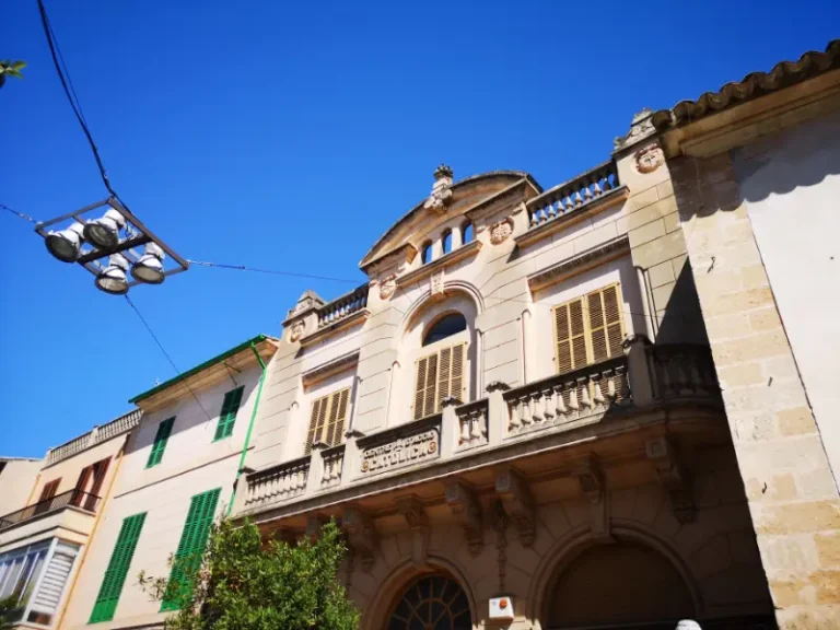 Smuk facade på bygningen Centre Accio Catolic, i byen Porreres, på øen Mallorca.