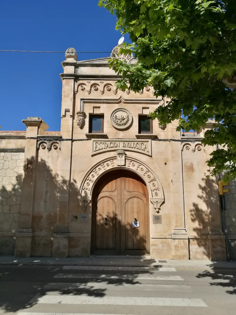 Research center for vin, Estacion Enologica, i byen Felanitx på Mallorca.