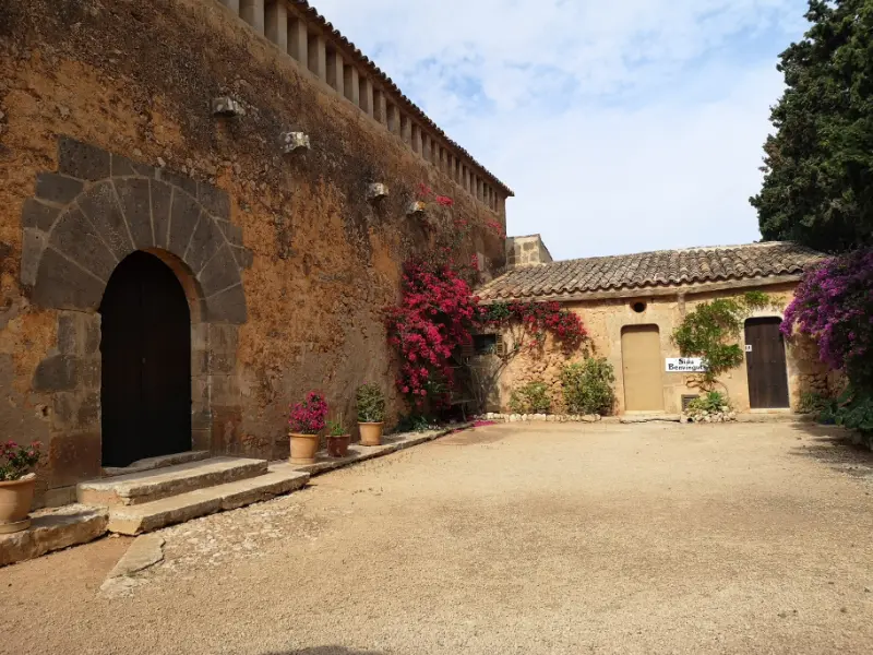 Gårdhave med indgang til Sant Blai kapel i Campos på Mallorca.