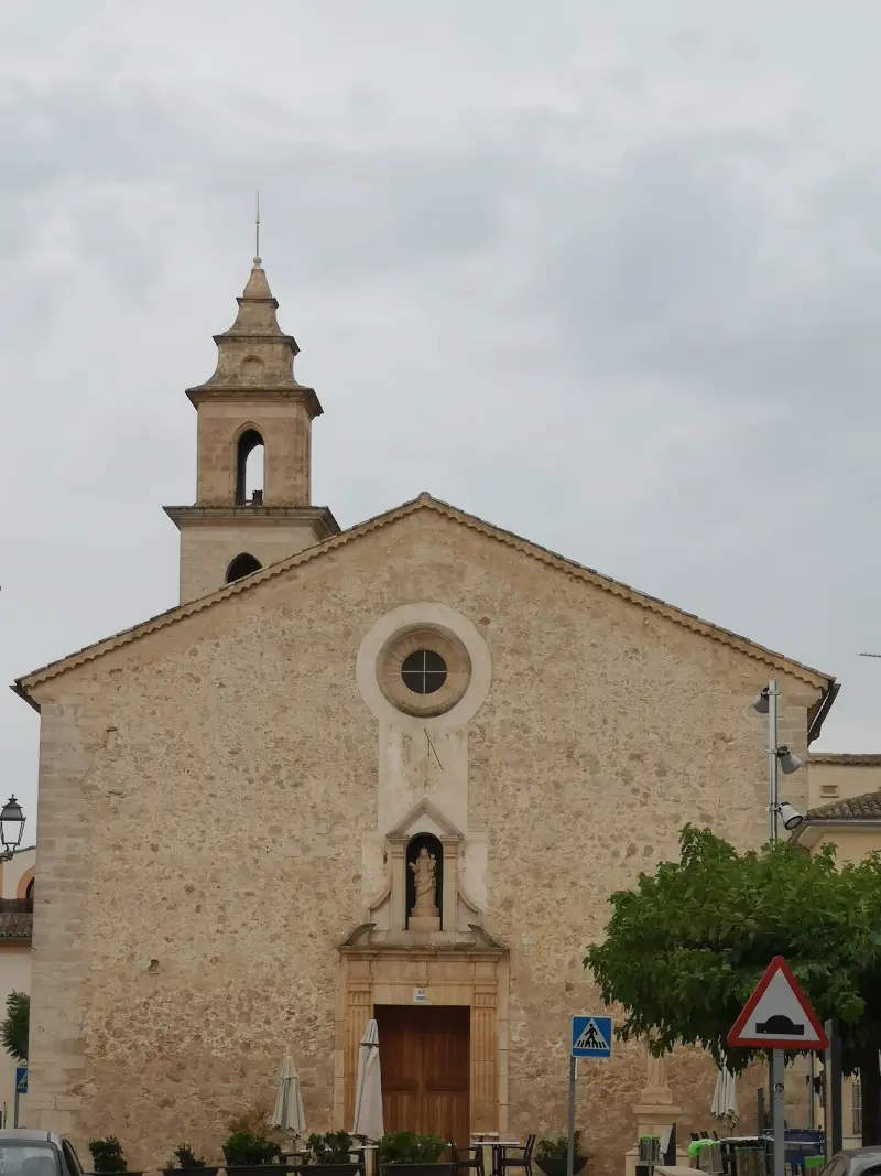 Facade med rosette og tårn på kirken i landsbyen Costitx på Mallorca.