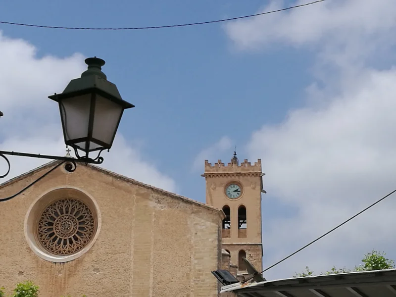 Barok facade og tårn på kirken i byen Pollenca på Mallorca.