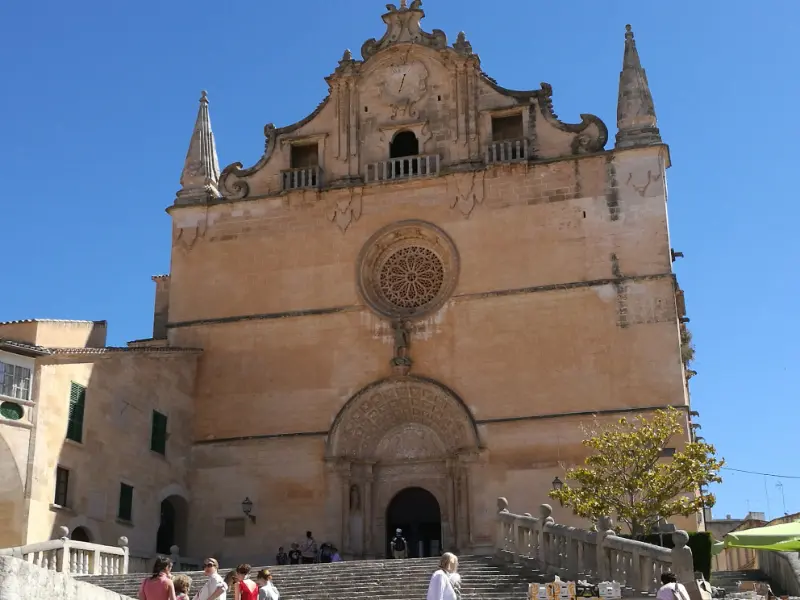 Kirke i Felanitx by på Mallorca, med facade af churriguera arkitektur.