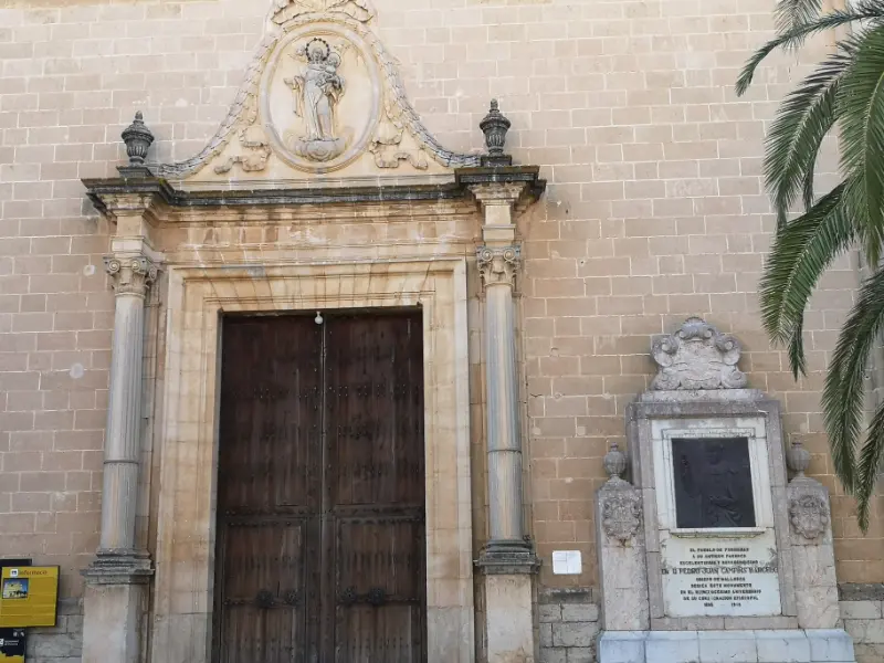 Korintioske søjler rundt om hovedindgangen til kirken i Porreres by.