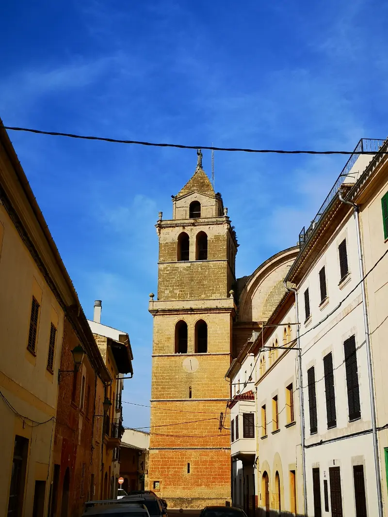 Tårn på Sant Julia kirke, der rager op over husene i Campos by.