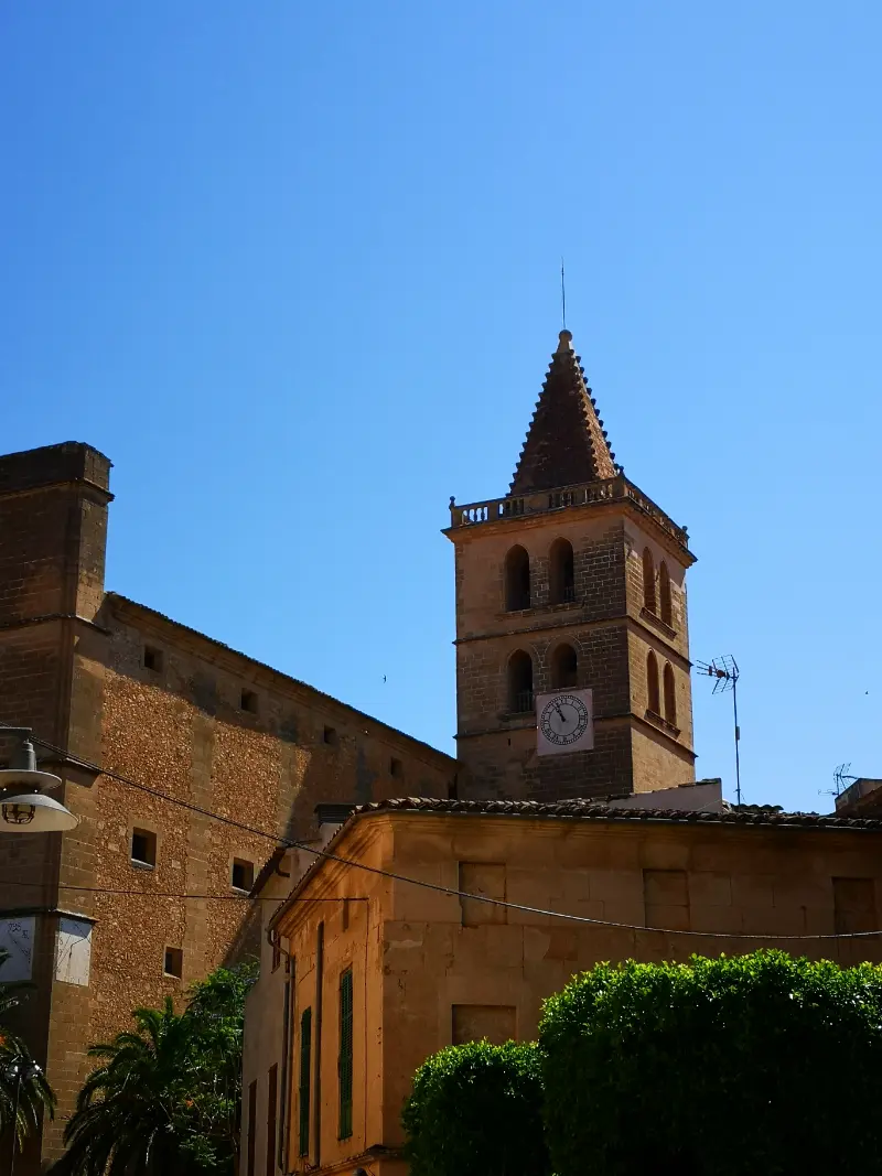 Taarnet på kirken i Porreres by på Mallorca.