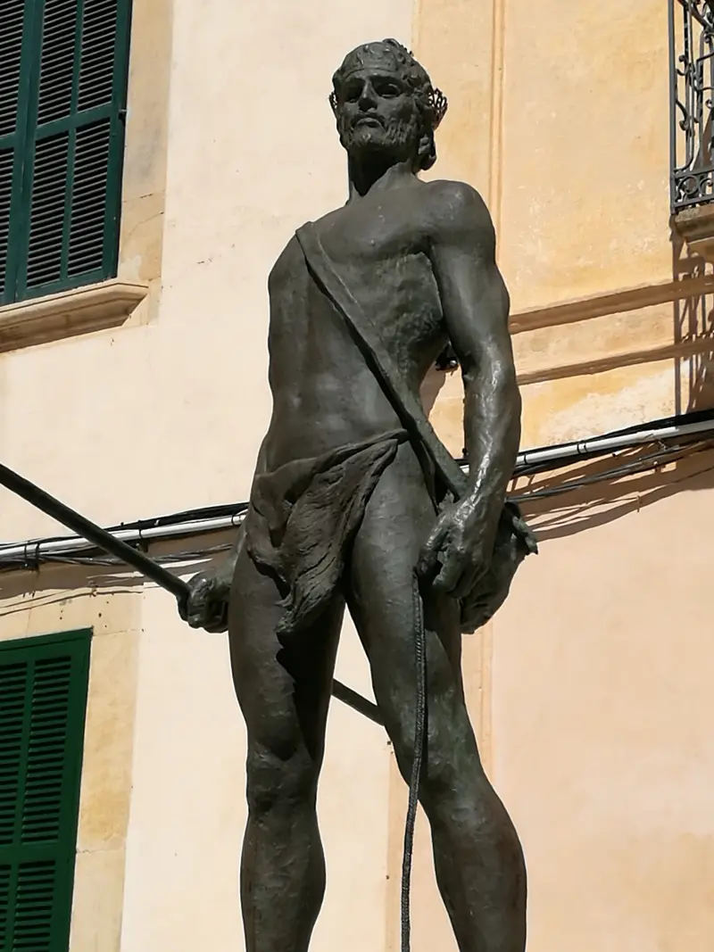 Bronze statue af en mallorcinsk kriger på Placa de sa Font de Santa Margalida i byen Felanitx.