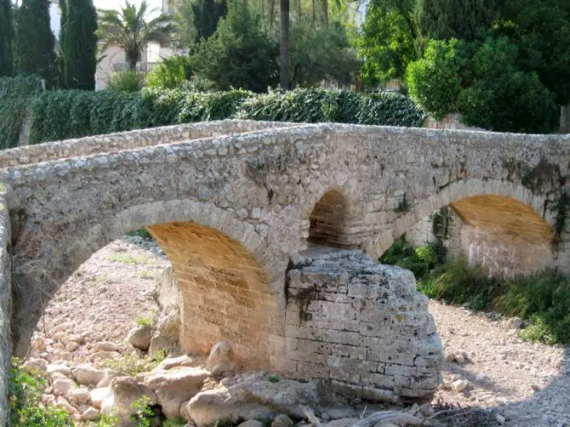 Gammel romersk bro kendt som Pont Roma, i byen Pollenca på øen Mallorca.