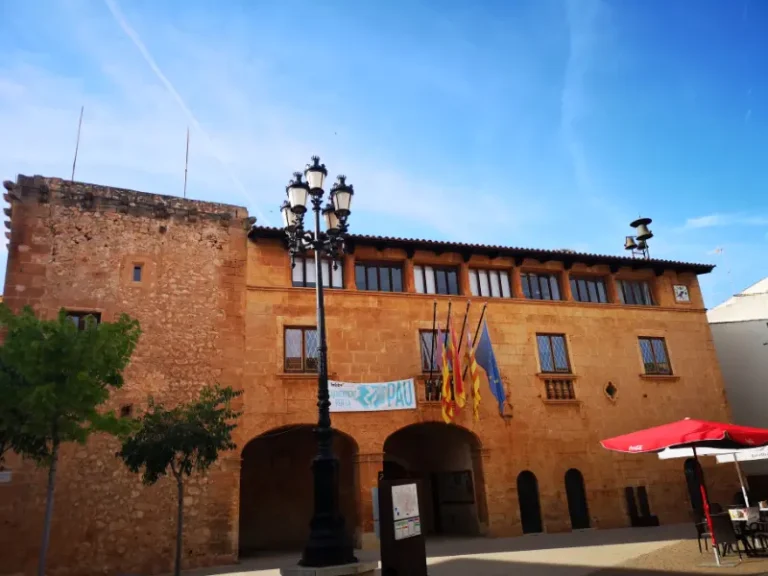 Facade og indgnag på rådhuset i byen Campos på Mallorca, på byens centrale torv.