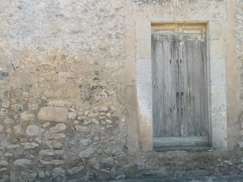 Skudhuller i en dør på bagsiden af Santa Creu kapellet i Porreres, fra en henrettelse. 