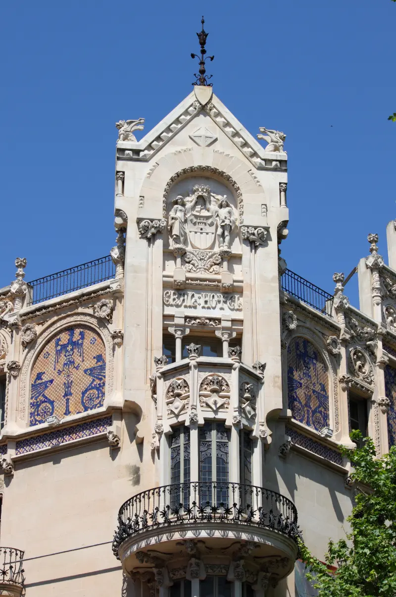 Udstilling af kunst i CaixaForum, en bygning med facade af smuk catalansk modernisme i Palma by, Mallorca.