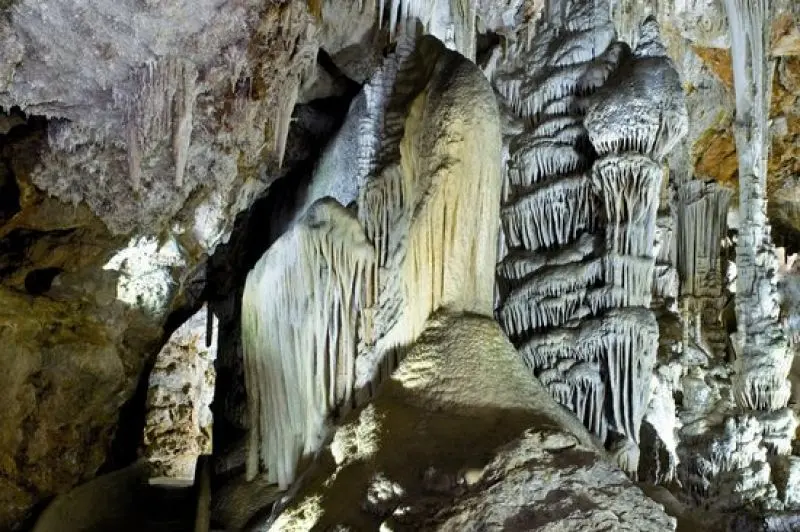Nede i drypstensgrotterne Cuevas de Campanet, Mallorca.