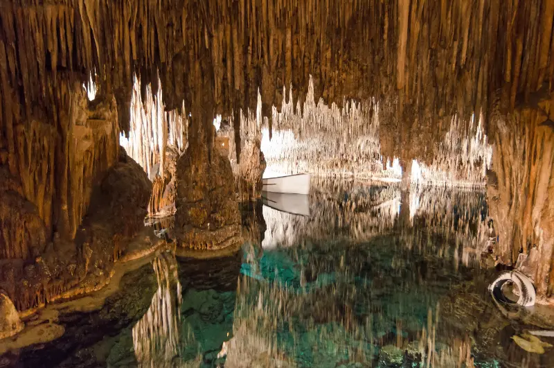 Drypstenshulerne Cuevas del Drach kendt som 'Dragegrotterne', i byen Porto Cristo, Mallorca.