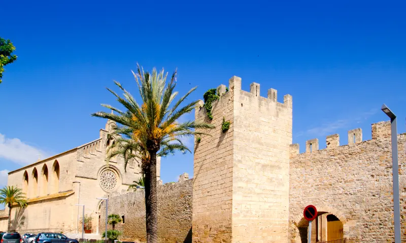 Middelalder bymure og vagttårne i Alcudia, Mallorca.