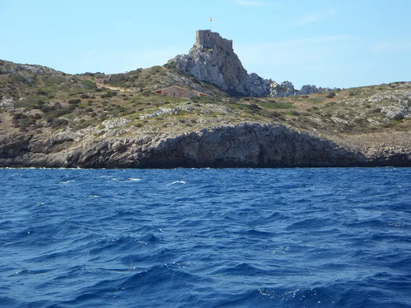 Gammel borg og fæstning Castell de Cabrera ved Mallorca.