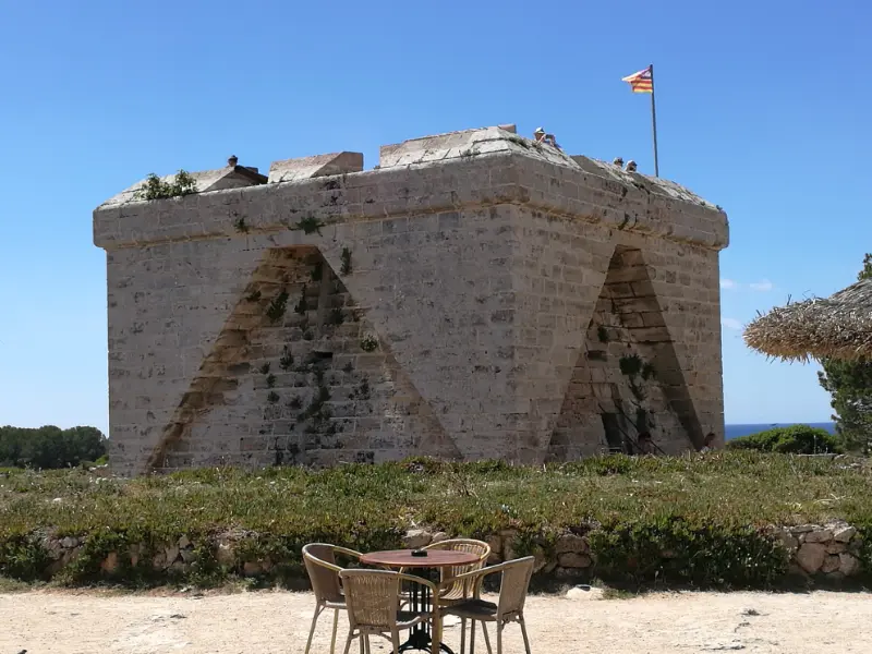 Det gamle fort Castell de sa Punta Amer nær badebyen Cala Millor på Mallorca.