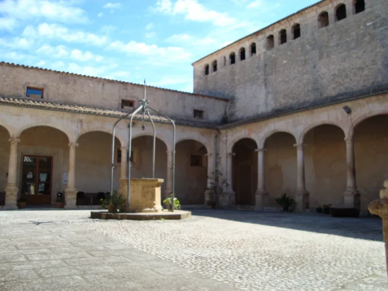 Klostergård på det gamle minims kloster i byen Sineu på Mallorca.