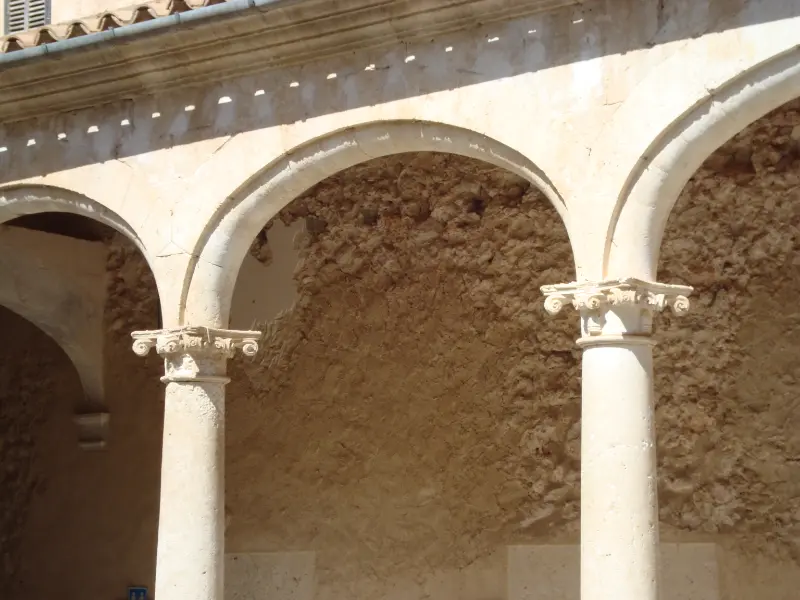 Søjler og buer i klostergangen på klosteret Convent de la Minims, i byen Sineu på Mallorca.