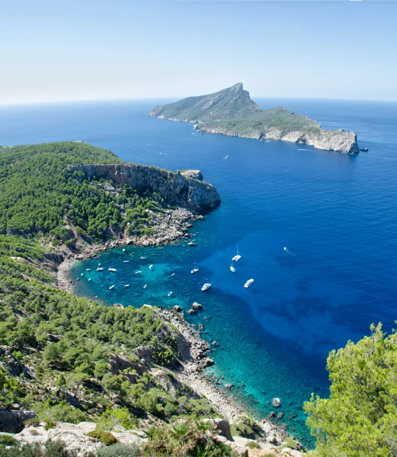 Øen sa Dragonera omgivet af vand og bjerge ved Mallorcas kyst.