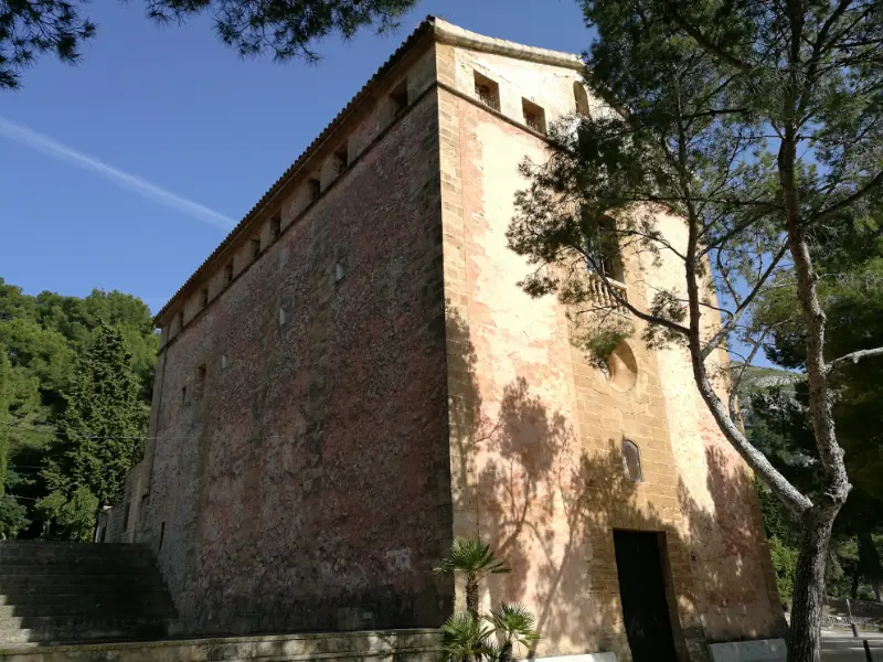 Den gamle Ermita de la Victoria eremitage i bjergene på halvøen Aucanada på Mallorca.
