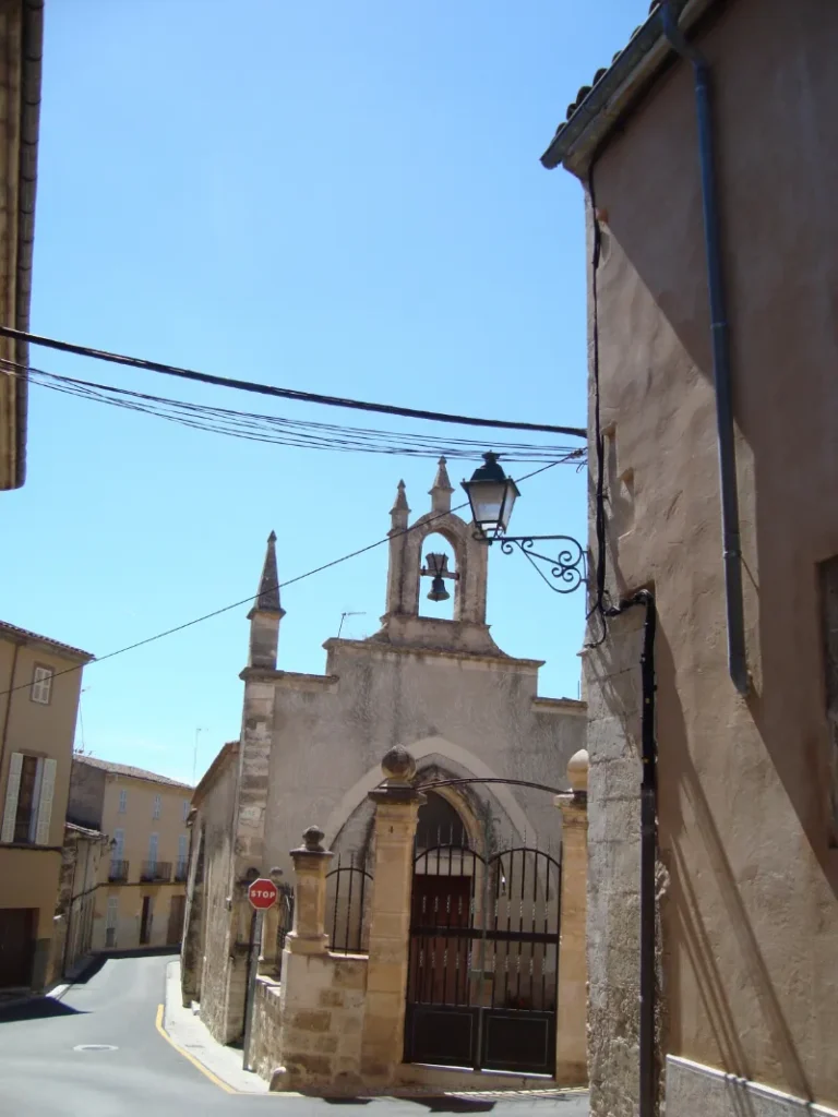 Gammelt gotisk kapel l'Hospitalet, i en gade i byen Sineu, på øen Mallorca.