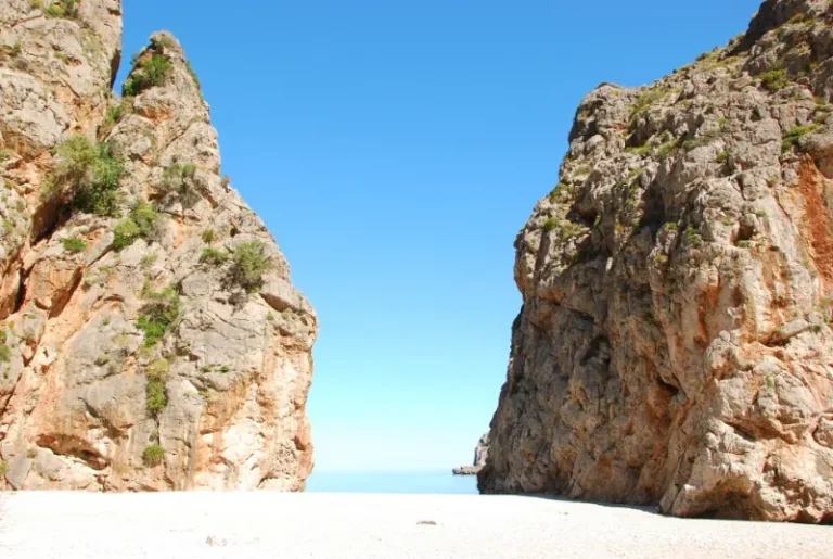 Strand mellem høje klipper ved Torrent de Pareis, Mallorca.