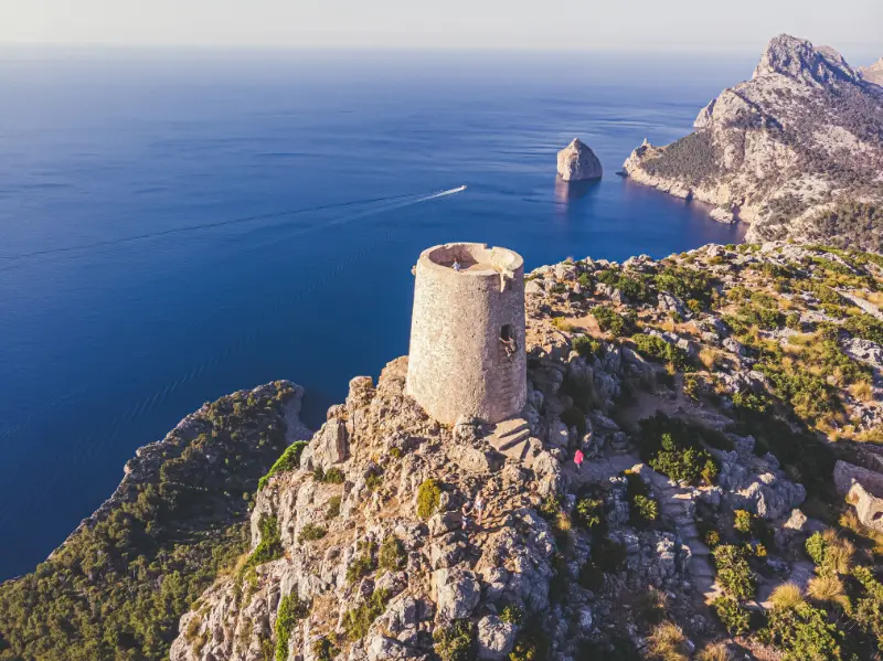 Gammelt udkigstårn Talaia d'Albercutx, i bjergene over kysten ved Pollenca på øen Mallorca.