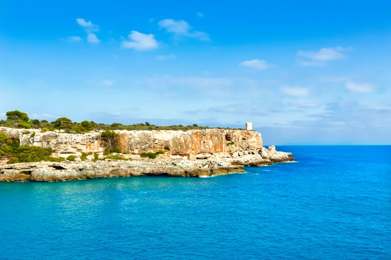 Resterne af det gamle tårn Torre d'en Beu, på klipperne over kysten ved Cala Figuera på øen Mallorca.
