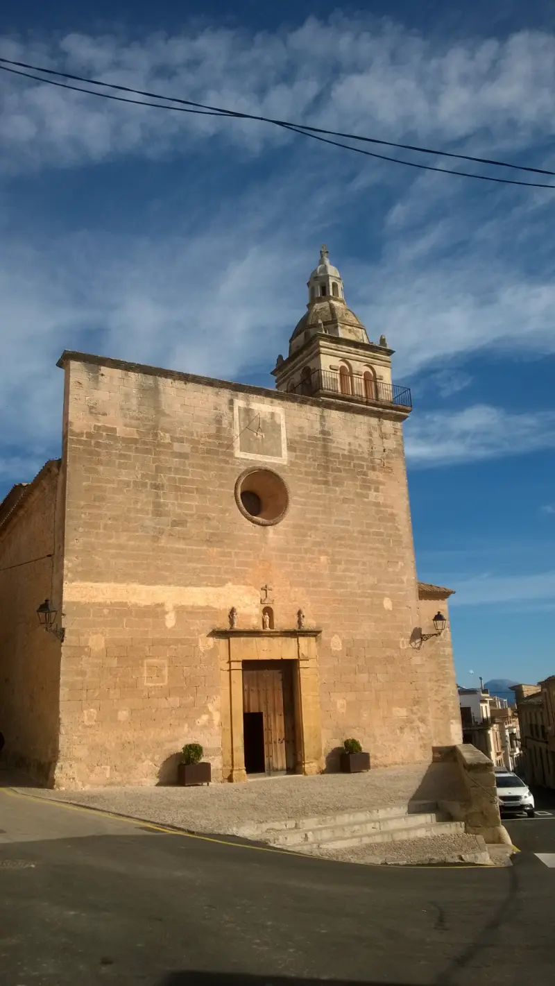 Frontfacade på kirken i Santa Eugenia by på Mallorca.