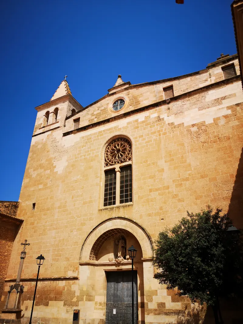 Facade og hovedindgang til Sant Vicenc Ferrer kirke i byen Manacor på Mallorca.