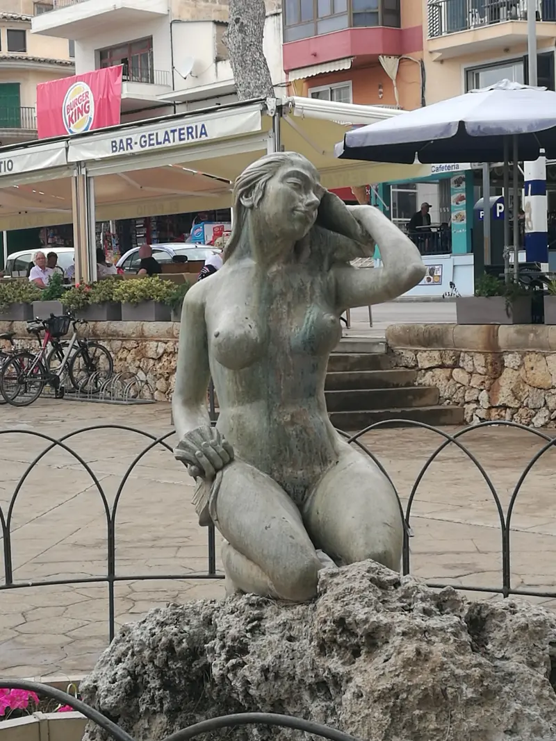 Skulptur af en havfrue på promenaden i Porto Cristo by på Mallorca.