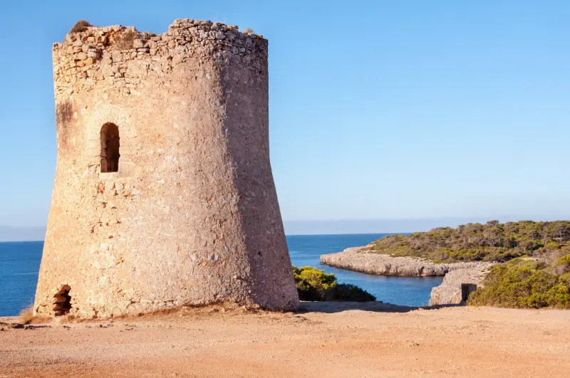 Gammelt tårn Torre de Cala Pi, på klipperne ved kysten i Llucmajor på øen Mallorca.