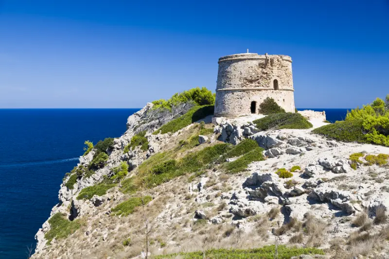 Gammelt forsvarstårn Torre de Matzoc, på klipperne over kysten ved Arta på øen Mallorca.