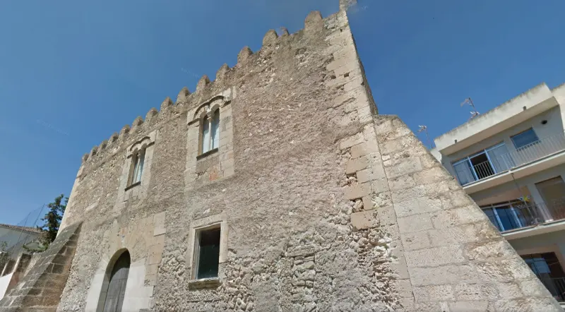 Gammel fæstning Torres des Puntes, i en gade i byen Manacor på Mallorca.
