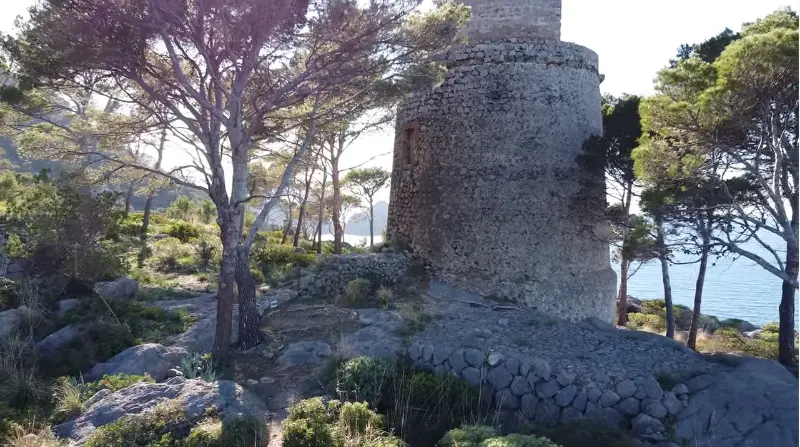 Gammelt vagttårn nær kysten i Deià på Mallorca.